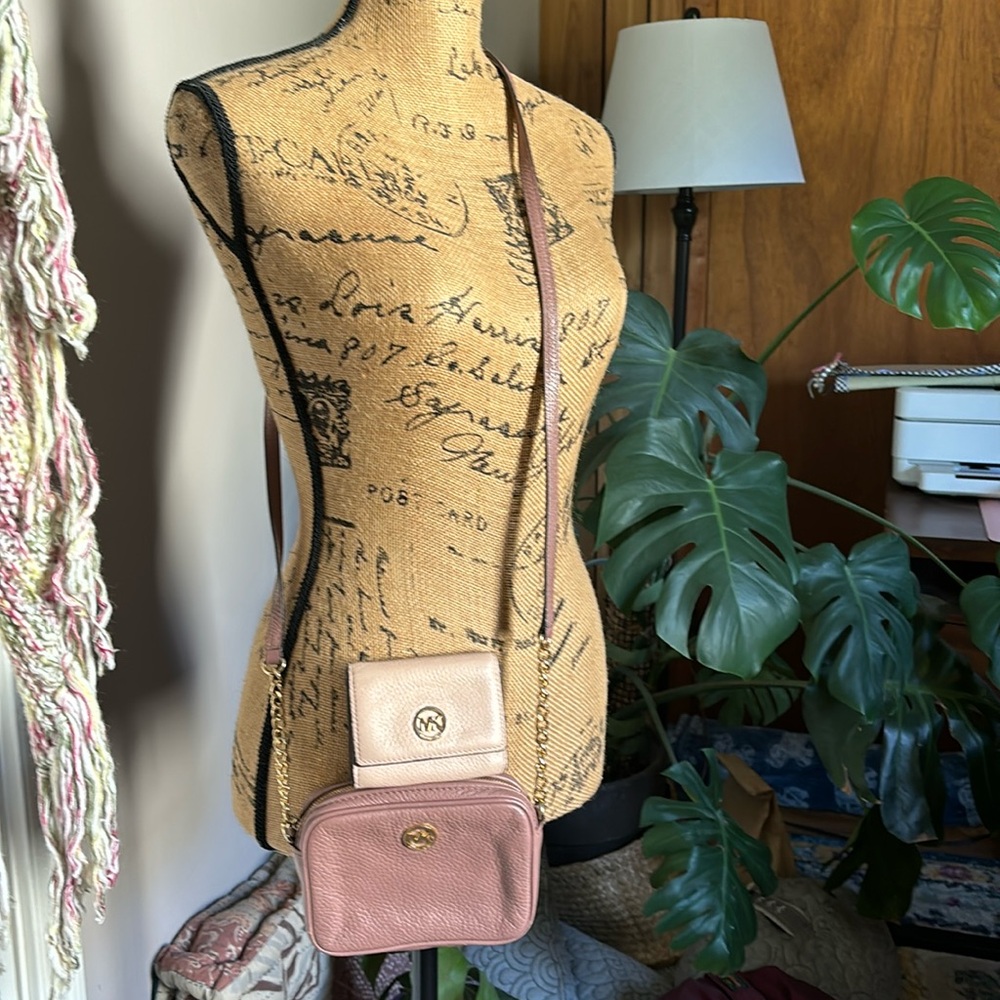 Beautiful Michael Kors small purse and wallet 🥰 Selling as a set 🌸